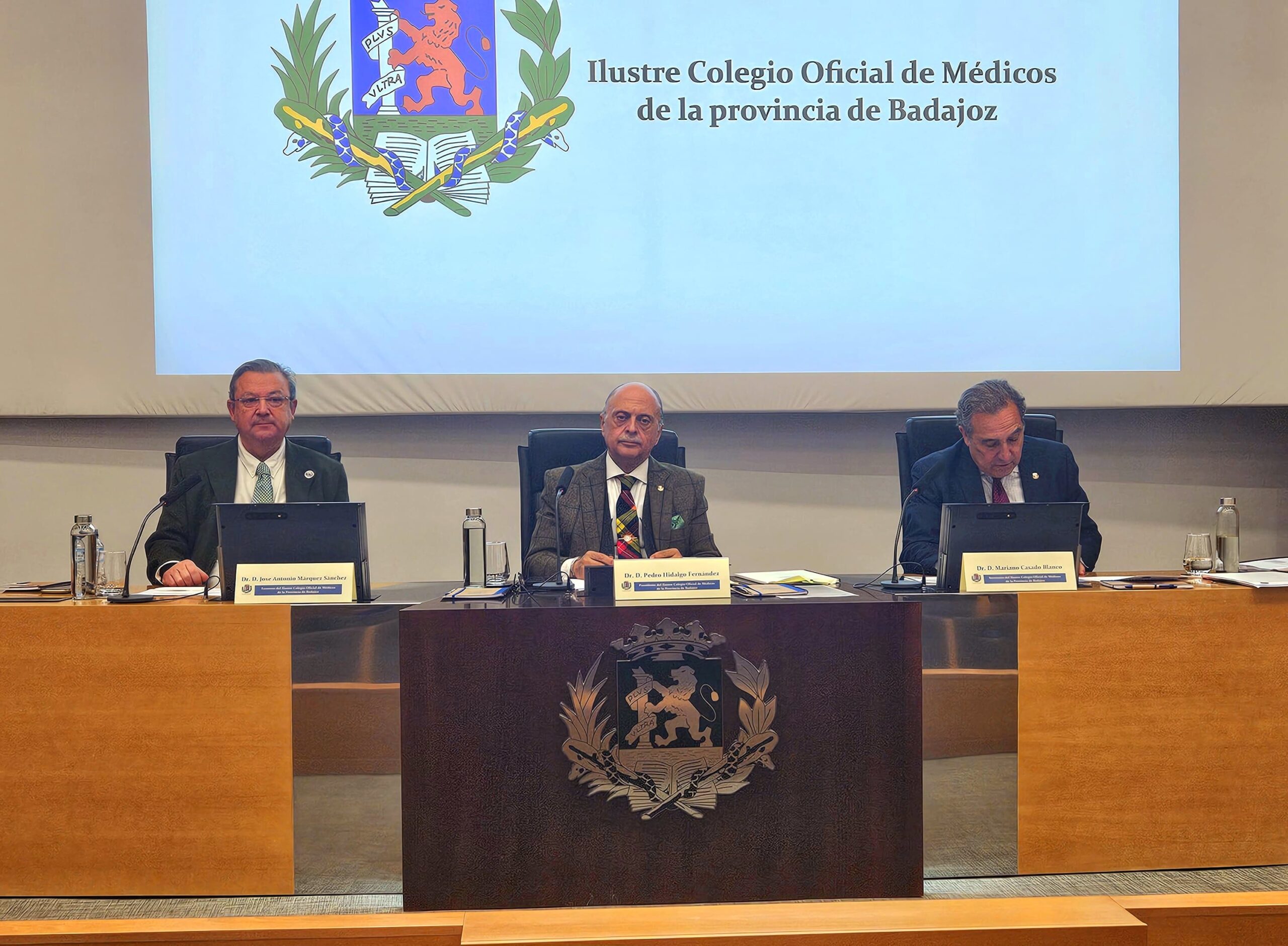 Dr. Pedro Hidalgo presidente del icomBA junto al Dr. Mariano Casado secretario y el Dr. Jose Antonio Marquez tesorero scaled