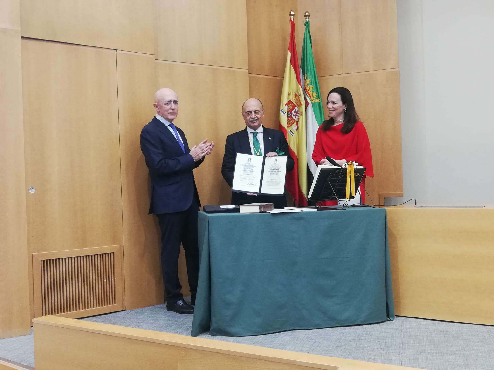 El DR. Hidalgo en el momento de tomar posesion junto al Dr. Arjona y la consejera de Salud Sara Garcia Espada