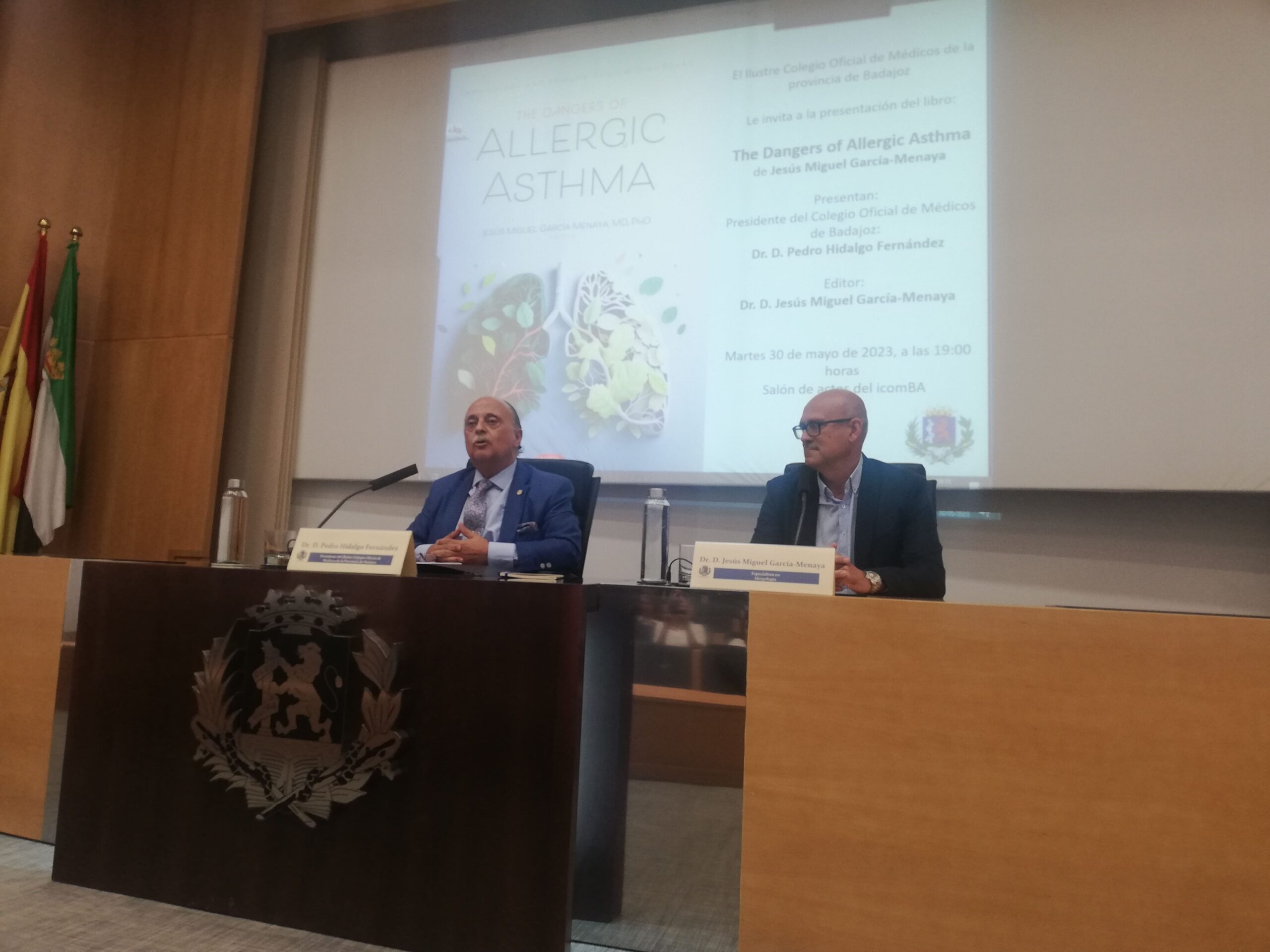 El Dr. García-Menaya presenta en el Colegio de Médicos de Badajoz el libro ‘The dangers of allergic asthma’