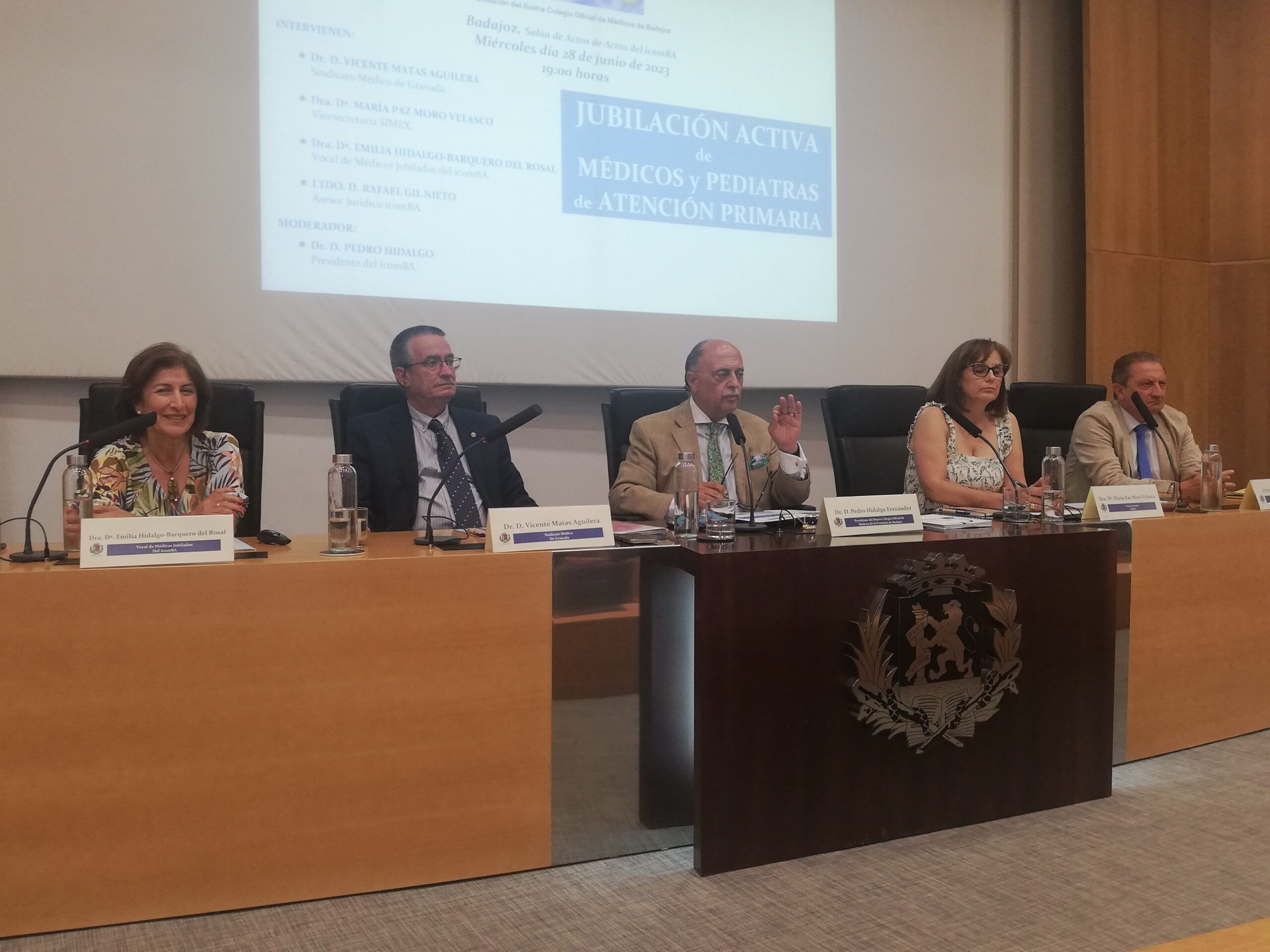 El Colegio de Médicos de Badajoz resuelve las dudas de la jubilación activa a través de una jornada formativa