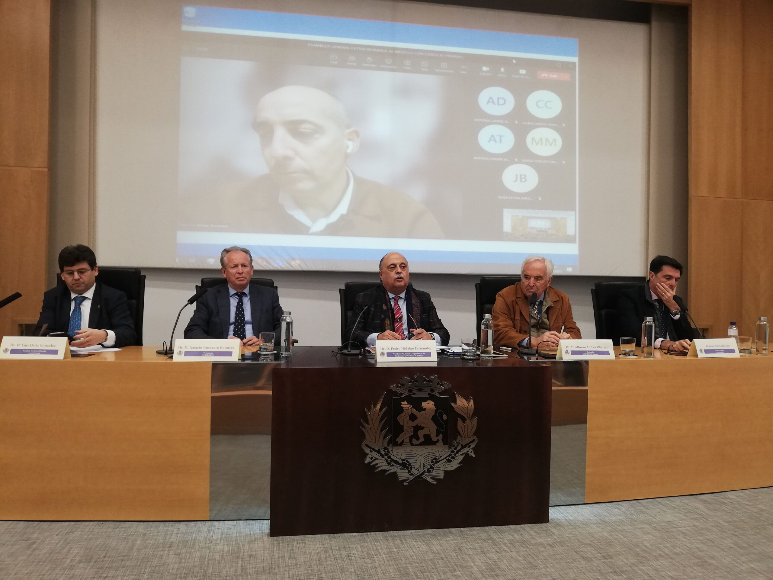 El Dr. Pedro Hidalgo se dirige a los medicos asistentes durante la asamblea 2 1 scaled