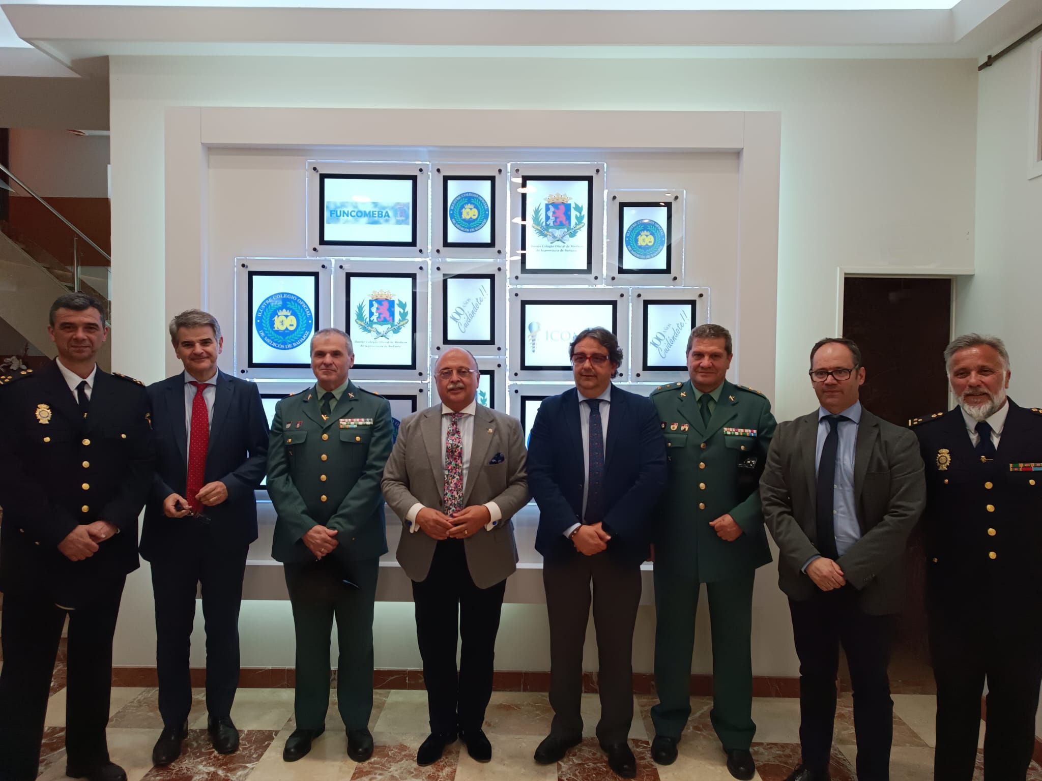 El presidente del Colegio de Medicos Dr. Hidalgo y el consejero de Sanidad Dr. Vergeles junto con los representantes de las fuerzas de seguridad del Estado