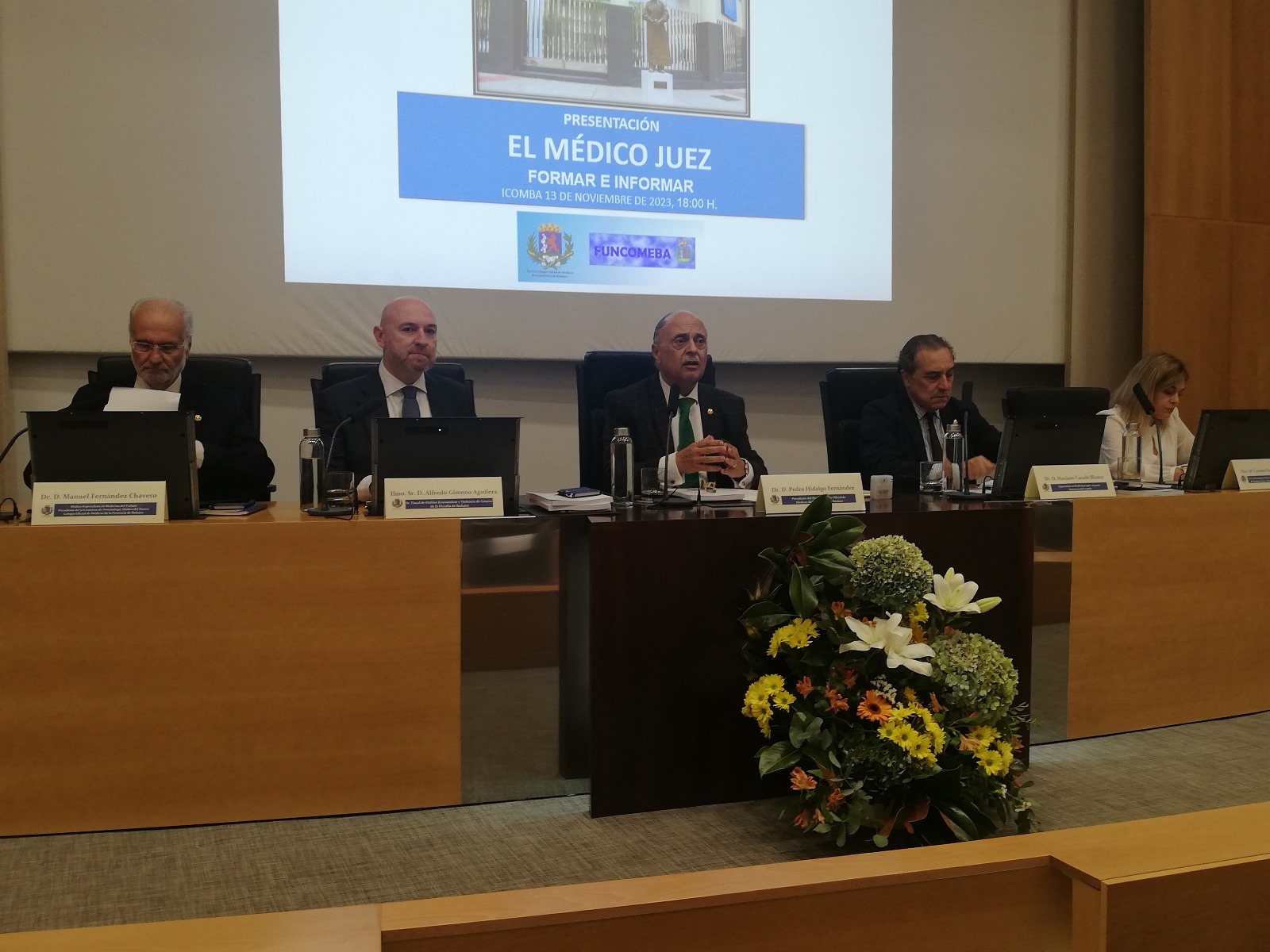 El Colegio de Médicos de Badajoz presenta su libro ‘El médico juez’