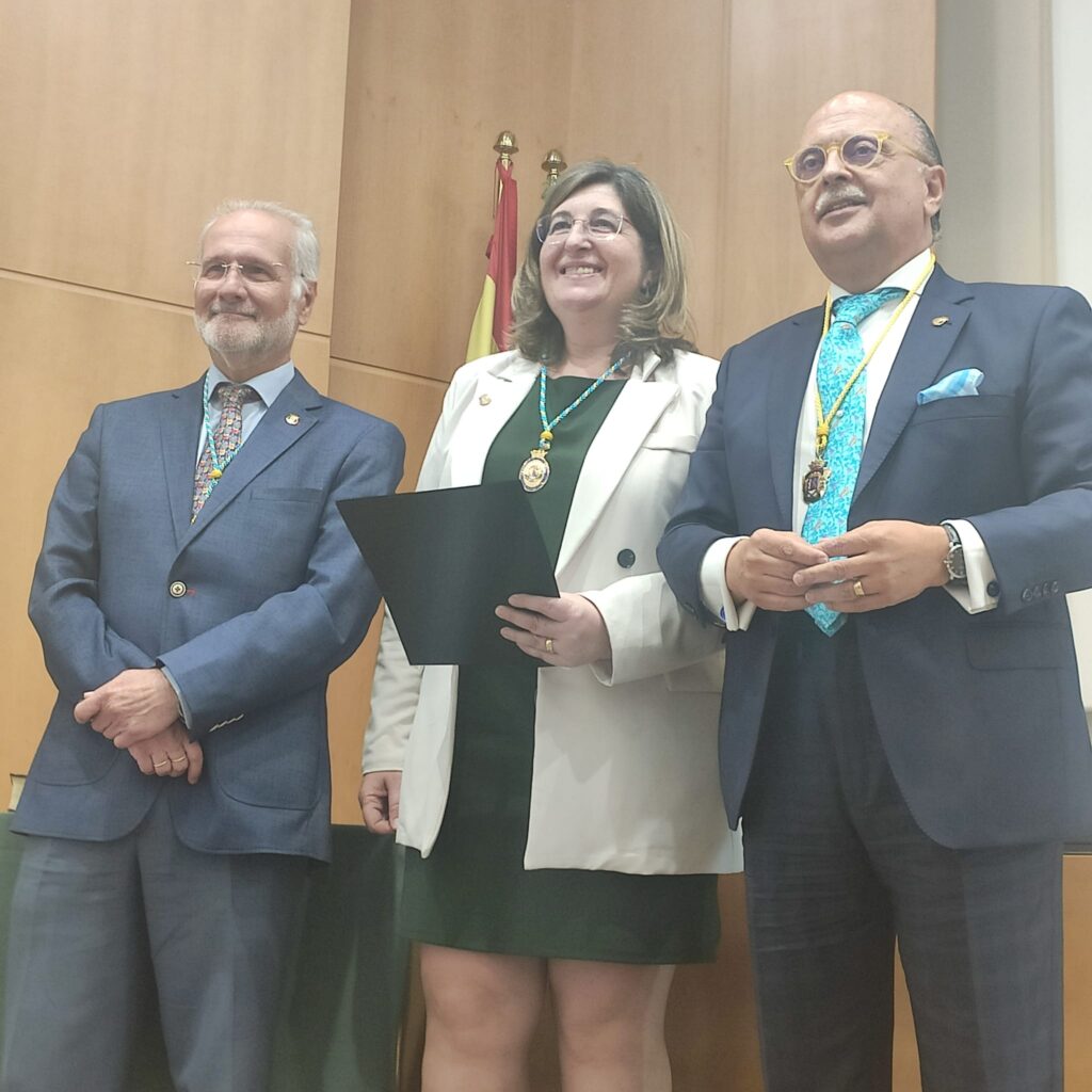 La Dra. Fuensanta Aranda tomando posesion junto al Sr. Fernandez Chavero y el Dr. Hidalgo