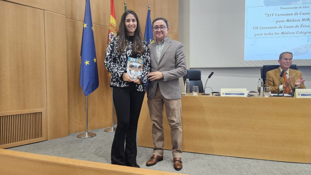 El icomBA presenta el libro de los XIV Casos Clínicos para MIR y VII Casos Deontológicos 2 La Dra. Raquel Ramirez Diaz ganadora de los casos deontologicos junto al Dr. Daniel Leon Medina