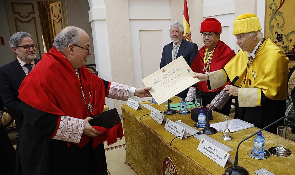 RICARDO DE LORENZO RECOGIENDO SU DISTINCION