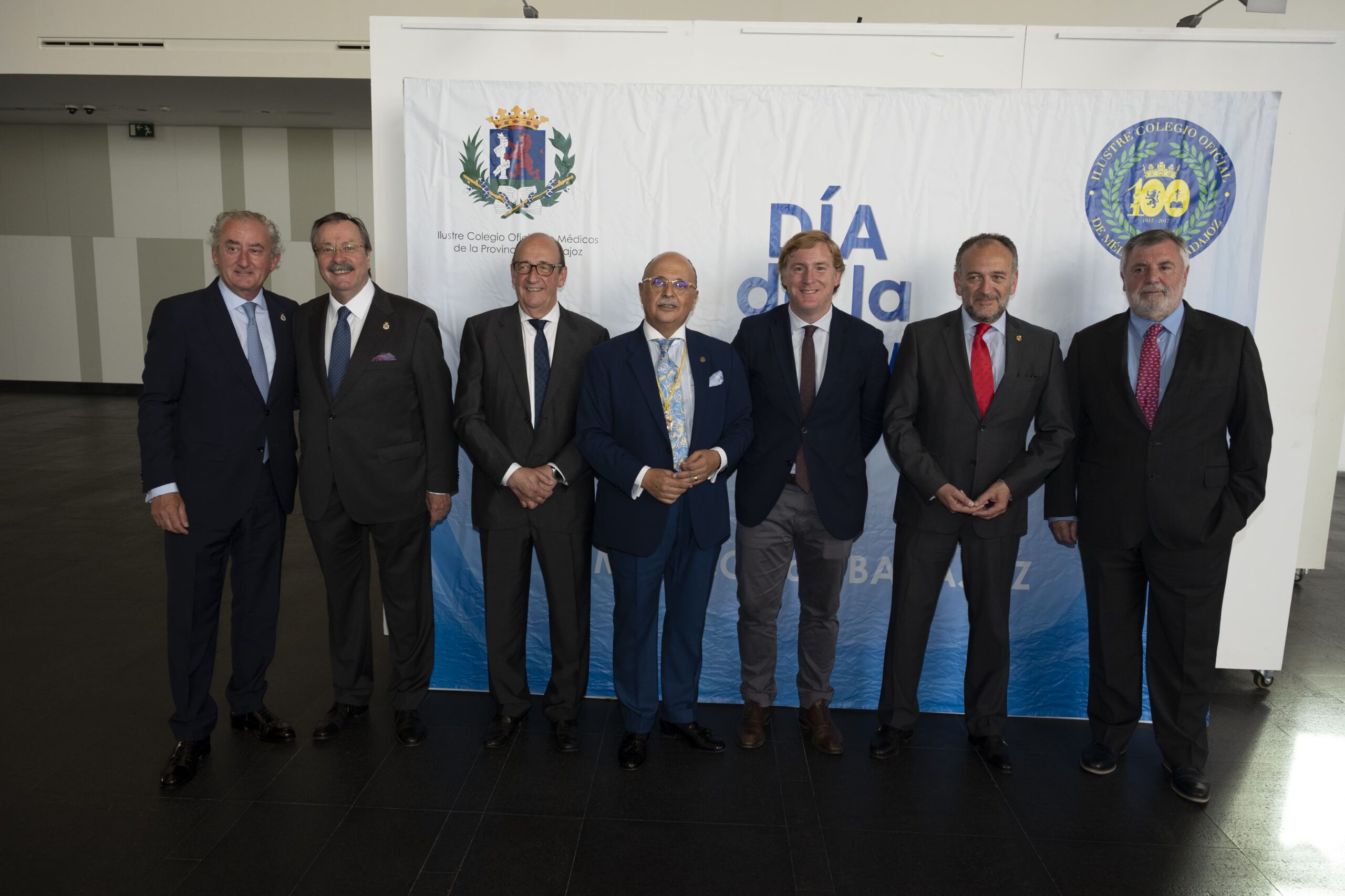 Representantes colegiales junto al alcalde de Badajoz Ignacio Gragera scaled