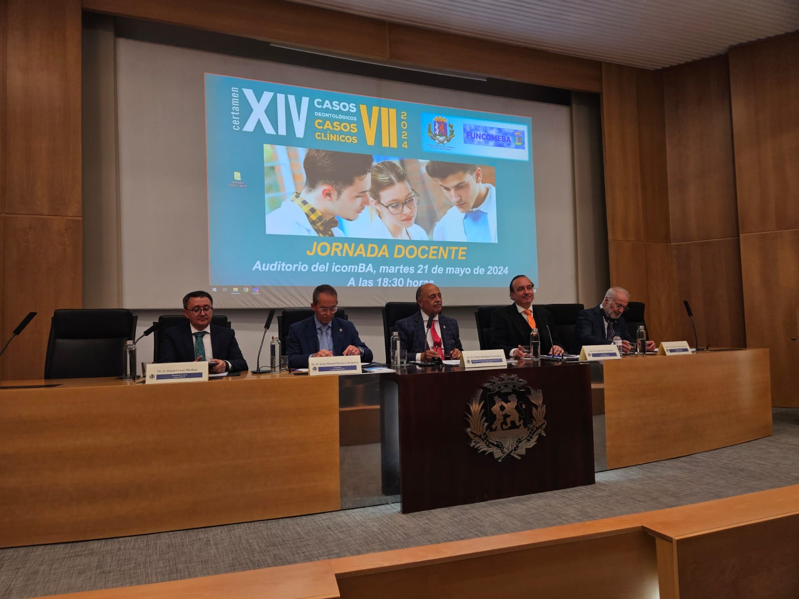 Representantes del Colegio de Medicos de Badajoz y de los jurados en la joranda final docente de los certamenes