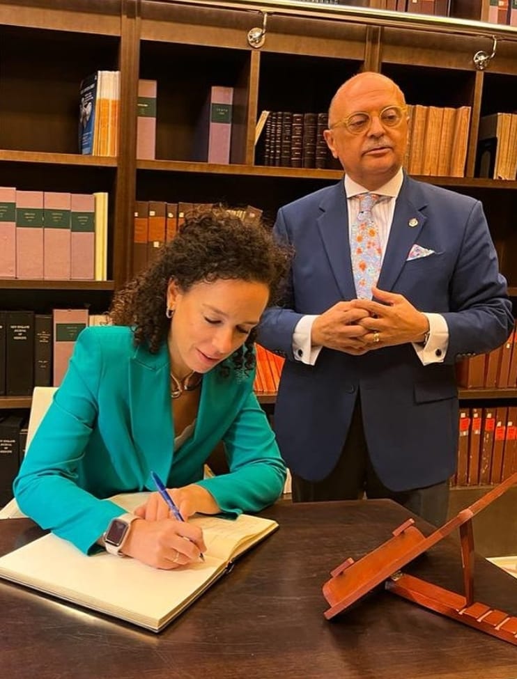 SARA FIRMA LIBRO DE HONOR