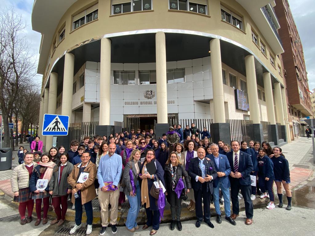 Todos los participantes del acto del Dia de la Mujer a las puertas del Colegio de Medicos de Badajoz