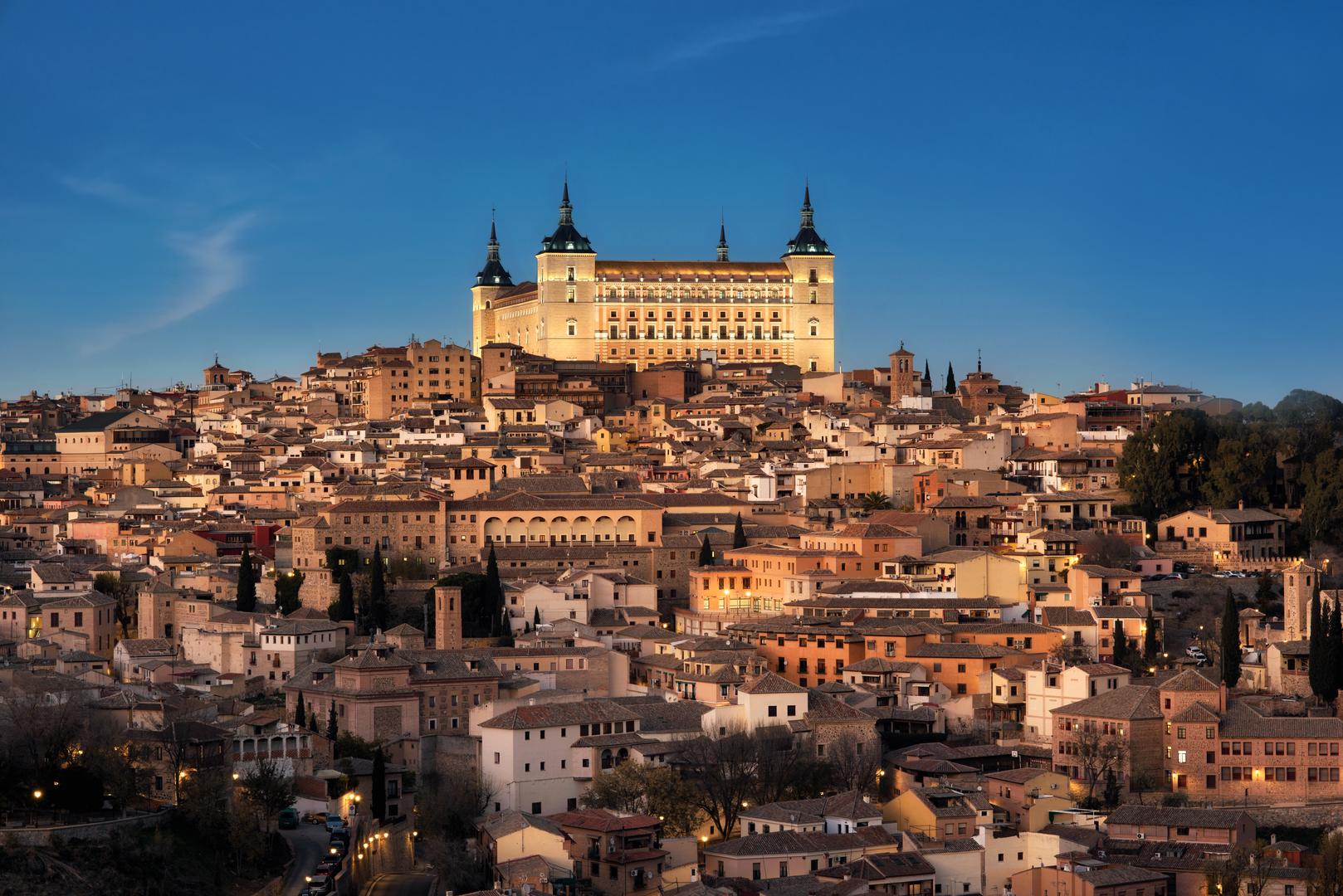 toledo spain old town cityscape alcazar dusk resultado